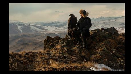 Dağ eteklerinde kartalıyla dolaşan küçük avcılar