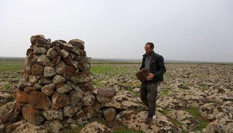 Leylekler için 23 yıldır her yere taştan kuleler yapıyor