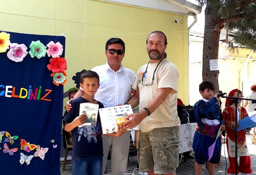 esin-cagdas-ilkokulu-mezuniyet-torenindeydik