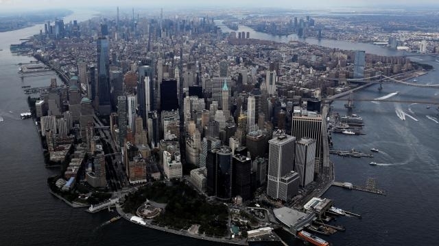 	yuzlerce-kus-dunya-ticaret-merkezi-camlarina-carparak-oldu